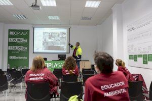 Educadores ambientales del consorcio de Castellón visitan la planta para conocer la gestión de los residuos de la zona