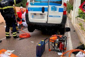 Salvan la vida a un joven y a una menor que quedaron atrapados tras chocar con su moto contra un coche