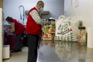 Cruz Roja Española ha entregado 2.250 cenas a personas sin hogar este invierno gracias a El Corte Inglés y Quironsalud Valencia