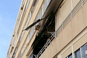 Un incendio calcina una vivienda en un conocido bloque de apartamentos de El Campello