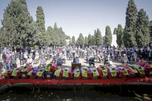 La Diputació participa en el lliurament a les famílies de les restes de 17 persones represaliades i enterrades en la fossa 127 de Paterna - (foto 3)