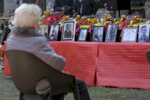 La Diputació participa en el lliurament a les famílies de les restes de 17 persones represaliades i enterrades en la fossa 127 de Paterna - (foto 4)