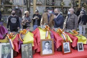 La Diputació participa en el lliurament a les famílies de les restes de 17 persones represaliades i enterrades en la fossa 127 de Paterna