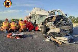 Cuatro heridos tras chocar un camión y un coche en la autovía a la altura de l'Alcúdia