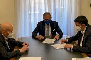 El ayuntamiento y la Diputación firman el convenio para reparar el tejado del Espai Firal de Morella - (foto 2) El ayuntamiento y la Diputación firman el convenio para reparar el tejado del Espai Firal de Morella - (foto 2)