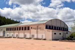 El ayuntamiento y la Diputación firman el convenio para reparar el tejado del Espai Firal de Morella El ayuntamiento y la Diputación firman el convenio para reparar el tejado del Espai Firal de Morella