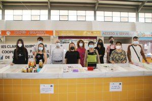 La cooperativa "Persones de confiança" de l'Institut Clara Campoamor ven els seus productes al Mercat Municipal d'Alaquàs La cooperativa "Persones de confiança" de l'Institut Clara Campoamor ven els seus productes al Mercat Municipal d'Alaquàs