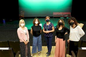 La regidora de Cultura assistix a l'assaig de l'obra de teatre que es representarà este diumenge en el municipi, Històries amb minúscules La regidora de Cultura assistix a l'assaig de l'obra de teatre que es representarà este diumenge en el municipi, Històries amb minúscules