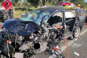 Fallece una mujer y tres personas resultan heridas en brutal choque frontal en Santa Pola - (foto 2) Fallece una mujer y tres personas resultan heridas en brutal choque frontal en Santa Pola - (foto 2)