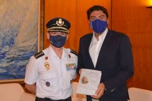 El alcalde recibe en el Ayuntamiento al Comisario del Cuerpo Nacional de Policía de Alicante