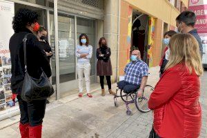 Puerta reivindica en su visita a Cocemfe Maestrat el papel de las asociaciones en la inclusión social de colectivos con discapacidad