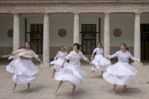 El Grup de Dansa de la Universitat y la Acadèmia Capella de Ministrers inauguran el festival Serenates con el espectáculo ‘Abans de la llum’ - (foto 2) El Grup de Dansa de la Universitat y la Acadèmia Capella de Ministrers inauguran el festival Serenates con el espectáculo ‘Abans de la llum’ - (foto 2)