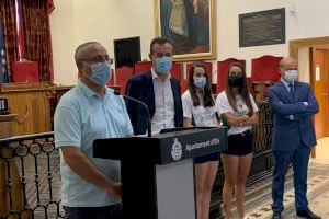 Recepción a las chicas del Club Juventut d’Elx de fútbol sala y del Elche Club de Fútbol por sus recientes éxitos deportivos - (foto 9)