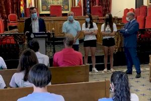 Recepción a las chicas del Club Juventut d’Elx de fútbol sala y del Elche Club de Fútbol por sus recientes éxitos deportivos - (foto 10)