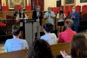 Recepción a las chicas del Club Juventut d’Elx de fútbol sala y del Elche Club de Fútbol por sus recientes éxitos deportivos - (foto 11)