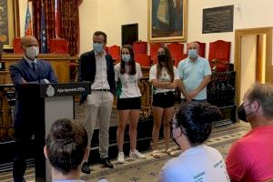Recepción a las chicas del Club Juventut d’Elx de fútbol sala y del Elche Club de Fútbol por sus recientes éxitos deportivos - (foto 12)