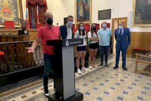 Recepción a las chicas del Club Juventut d’Elx de fútbol sala y del Elche Club de Fútbol por sus recientes éxitos deportivos - (foto 13)