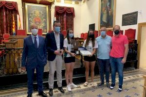 Recepción a las chicas del Club Juventut d’Elx de fútbol sala y del Elche Club de Fútbol por sus recientes éxitos deportivos - (foto 14)