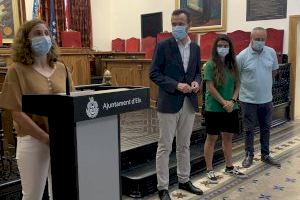 Recepción a las chicas del Club Juventut d’Elx de fútbol sala y del Elche Club de Fútbol por sus recientes éxitos deportivos - (foto 5)