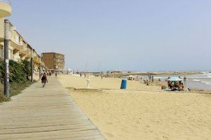 Un hombre fallecido por ahogamiento y dos mujeres rescatadas en la playa de Torrevieja