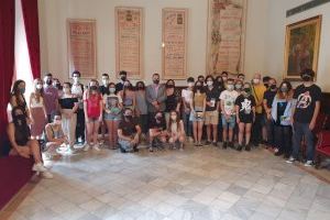 El alumnado del IES Joan Fuster participante en el proyecto de las colonias felinas recibe sus tarjetas regalo para invertir en el comercio local