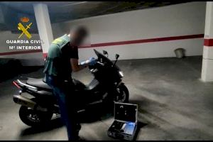 Un vecino de Santa Pola roba los datos de sus amigos para pedir préstamos y comprarse motos