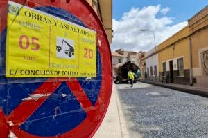 El Ayuntamiento de Elda asfalta y renueva las aceras de la calle Concilios de Toledo para mejorar la accesibilidad global de la zona