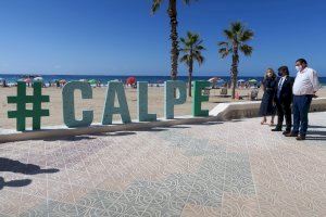 La playa del Arenal luce el nombre del municipio en letras gigantes realizadas con plásticos reciclados del Mediterráneo La playa del Arenal luce el nombre del municipio en letras gigantes realizadas con plásticos reciclados del Mediterráneo