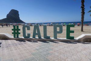 La playa del Arenal luce el nombre del municipio en letras gigantes realizadas con plásticos reciclados del Mediterráneo - (foto 2) La playa del Arenal luce el nombre del municipio en letras gigantes realizadas con plásticos reciclados del Mediterráneo - (foto 2)