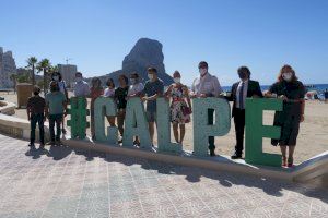 La playa del Arenal luce el nombre del municipio en letras gigantes realizadas con plásticos reciclados del Mediterráneo - (foto 3) La playa del Arenal luce el nombre del municipio en letras gigantes realizadas con plásticos reciclados del Mediterráneo - (foto 3)