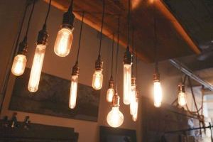 La luz alcanza este lunes el tercer precio más alto de la historia: 98,80 euros el megavatio hora La luz alcanza este lunes el tercer precio más alto de la historia: 98,80 euros el megavatio hora