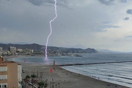 VIDEO | L'impressionant raig que ha caigut en una platja del Campello