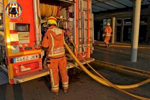 Un incendio en el hospital de Alzira obliga a desalojar una planta llena de pacientes - (foto 2) Un incendio en el hospital de Alzira obliga a desalojar una planta llena de pacientes - (foto 2)