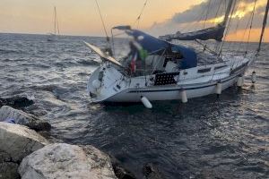 Rescate en Tabarca: un velero encalla en las rocas de los acantilados