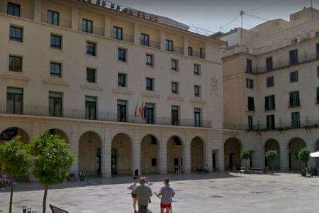 Dos anys de presó per atracar un banc a Teulada, retindre i amenaçar a dos empleats
