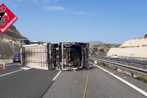 Un camión de la basura volcado en la A7 en Elche provoca retenciones importantes