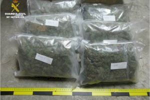 Dos detenidos por transportar más de 16 kilos de marihuana en su coche en Villena y Guardamar del Segura - (foto 2)