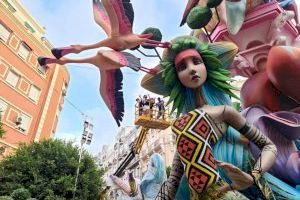 Cae un remate de la falla Sueca - Literato Azorín de Valencia