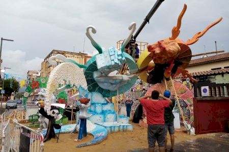 Cau una falla de Sagunt pel vent i la pluja
