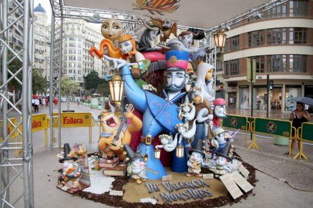 Tres falles compartiran per primera vegada la plaça de l'Ajuntament de València