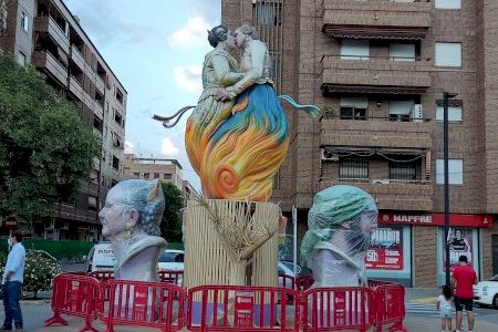 Un bes entre dues falleres reivindica la diversitat LGTBI en les falles