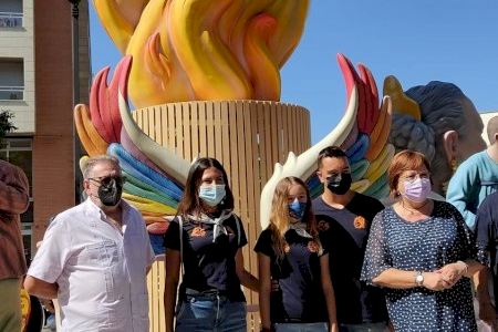 Signatura en el llibre d'honor, mascletà i trasllat en el segon dia de Falles en Torrent