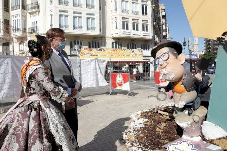 Ximo Puig visita uno de los monumentos falleros más afectado por las lluvias