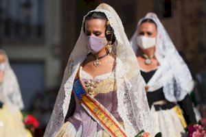 Les Reines Falleres de Borriana i les seues corts, en l'Ofrena a la Mare de Déu a València - (foto 14)