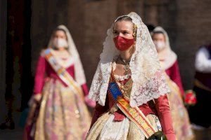 Les Reines Falleres de Borriana i les seues corts, en l'Ofrena a la Mare de Déu a València - (foto 2)