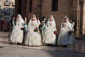 Les Reines Falleres de Borriana i les seues corts, en l'Ofrena a la Mare de Déu a València - (foto 3)