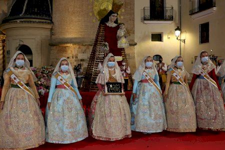 Flors per a la Mare de Déu en el primer dia d’Ofrena de Torrent