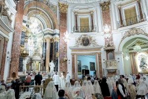 La fallera mayor de Valencia concluye la ofrenda floral a la Virgen de los Desamparados pidiéndole que el mundo fallero sea instrumento para “el bien común y la convivencia” - (foto 4) La fallera mayor de Valencia concluye la ofrenda floral a la Virgen de los Desamparados pidiéndole que el mundo fallero sea instrumento para “el bien común y la convivencia” - (foto 4)