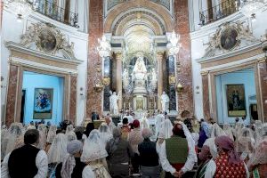 La fallera mayor de Valencia concluye la ofrenda floral a la Virgen de los Desamparados pidiéndole que el mundo fallero sea instrumento para “el bien común y la convivencia” - (foto 6) La fallera mayor de Valencia concluye la ofrenda floral a la Virgen de los Desamparados pidiéndole que el mundo fallero sea instrumento para “el bien común y la convivencia” - (foto 6)
