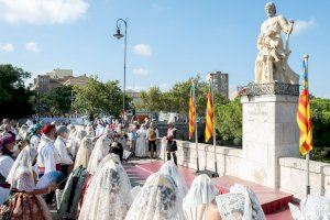 La fallera mayor de Valencia concluye la ofrenda floral a la Virgen de los Desamparados pidiéndole que el mundo fallero sea instrumento para “el bien común y la convivencia” - (foto 15) La fallera mayor de Valencia concluye la ofrenda floral a la Virgen de los Desamparados pidiéndole que el mundo fallero sea instrumento para “el bien común y la convivencia” - (foto 15)
